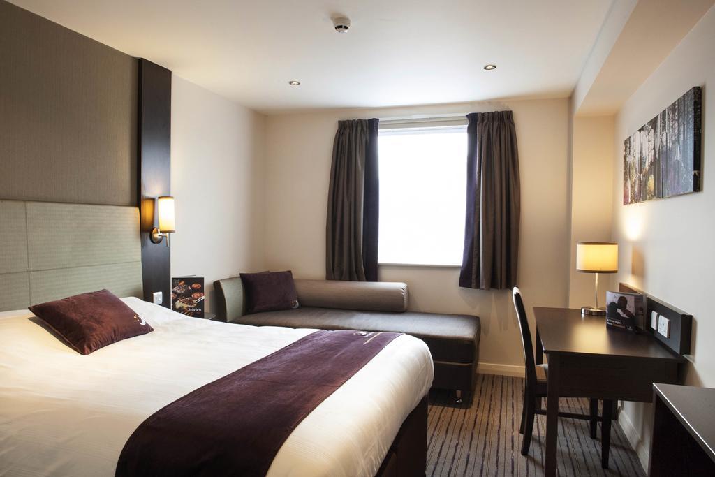 Premier Inn London Heathrow M4/J4 Хитроу Экстерьер фото