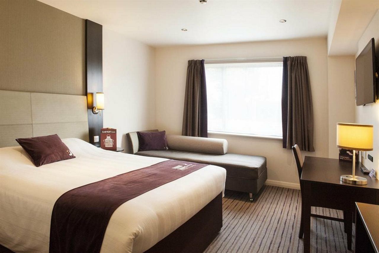 Premier Inn London Heathrow M4/J4 Хитроу Экстерьер фото