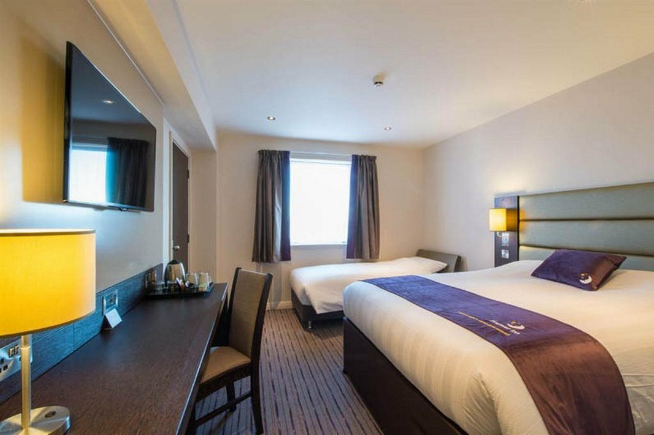 Premier Inn London Heathrow M4/J4 Хитроу Экстерьер фото