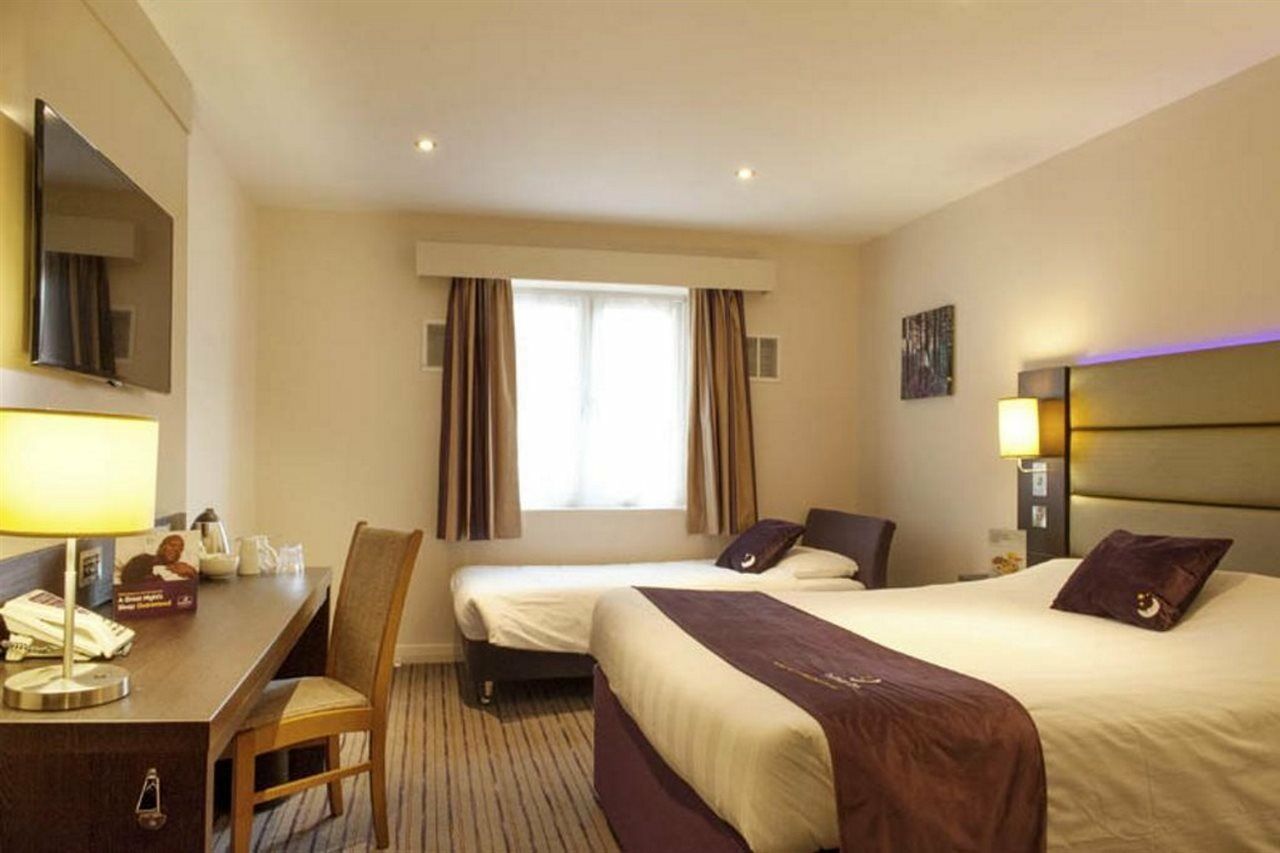 Premier Inn London Heathrow M4/J4 Хитроу Экстерьер фото