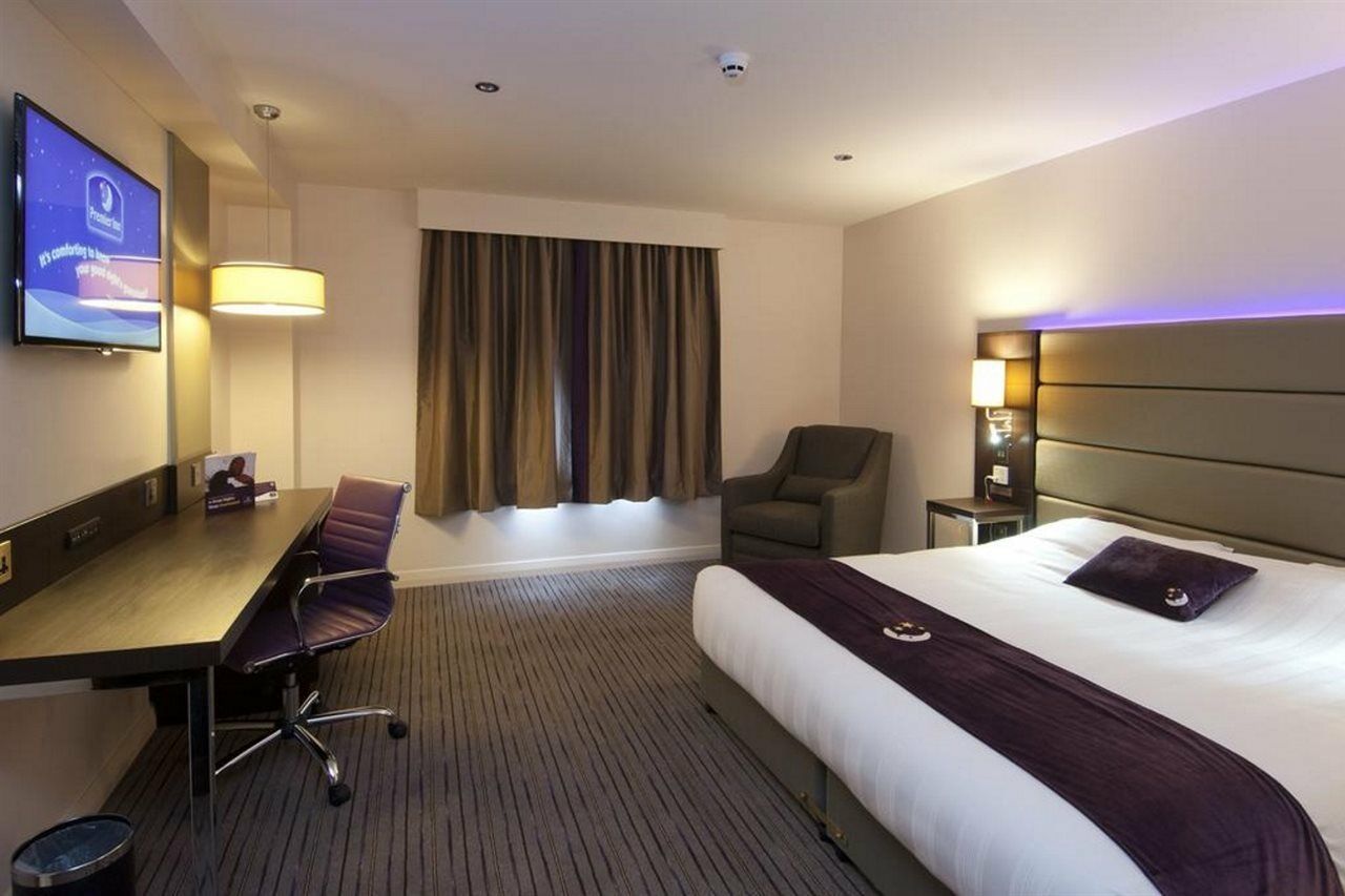 Premier Inn London Heathrow M4/J4 Хитроу Экстерьер фото